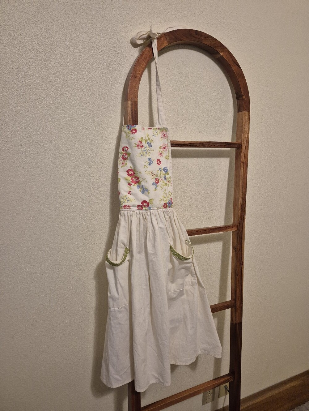 Ladies Natural White APRON w Floral Bodice & delicate Detail 2 Pockets Upcycled
